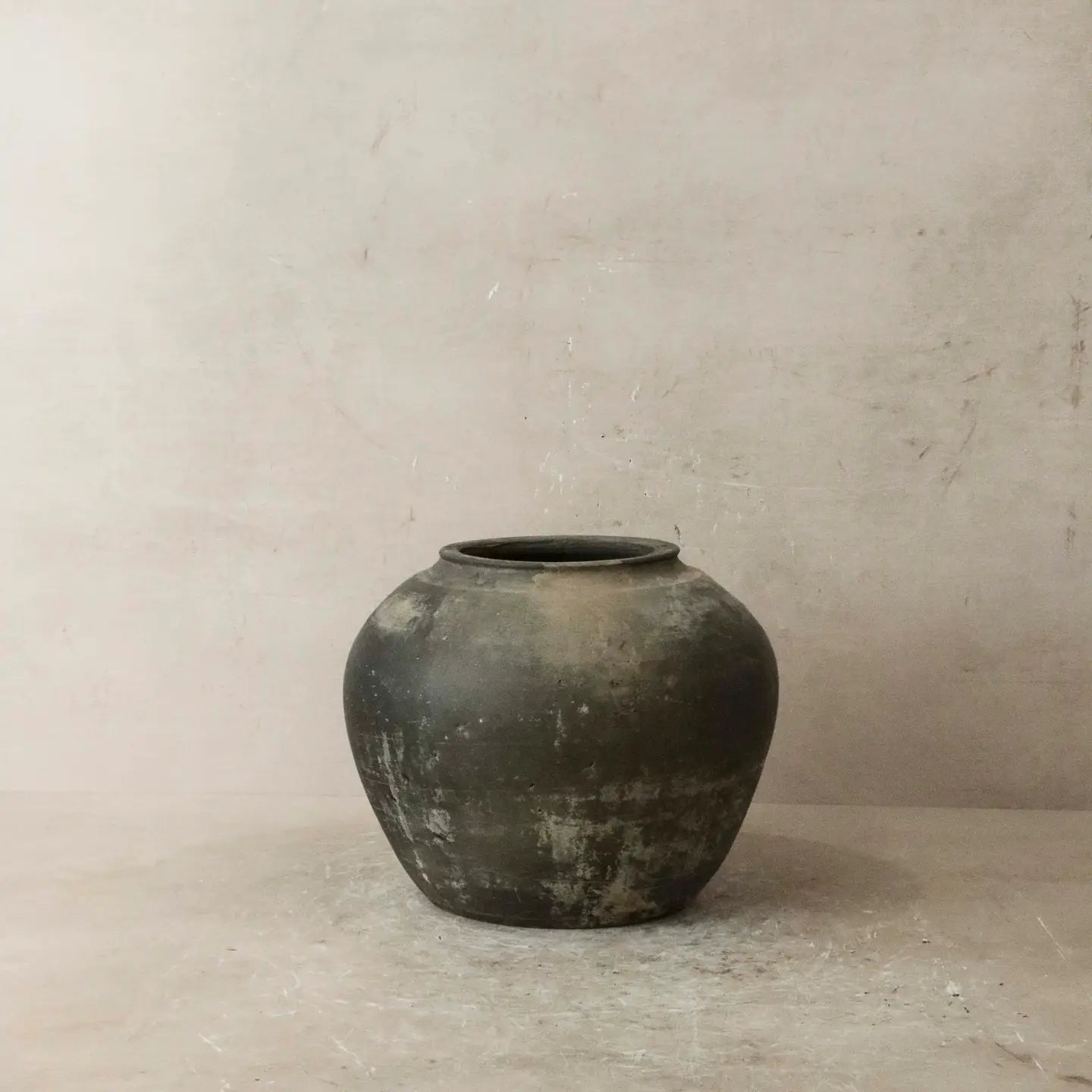 ZHEN | Vintage Dark Grey Earthenware Pot – Shanxi Province, c. 1950s