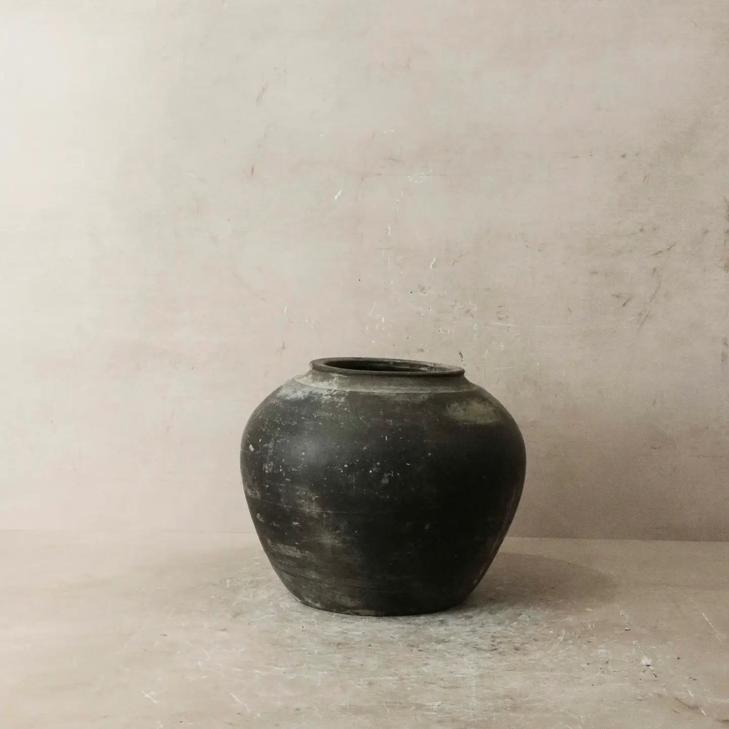 ZHEN | Vintage Dark Grey Earthenware Pot – Shanxi Province, c. 1950s