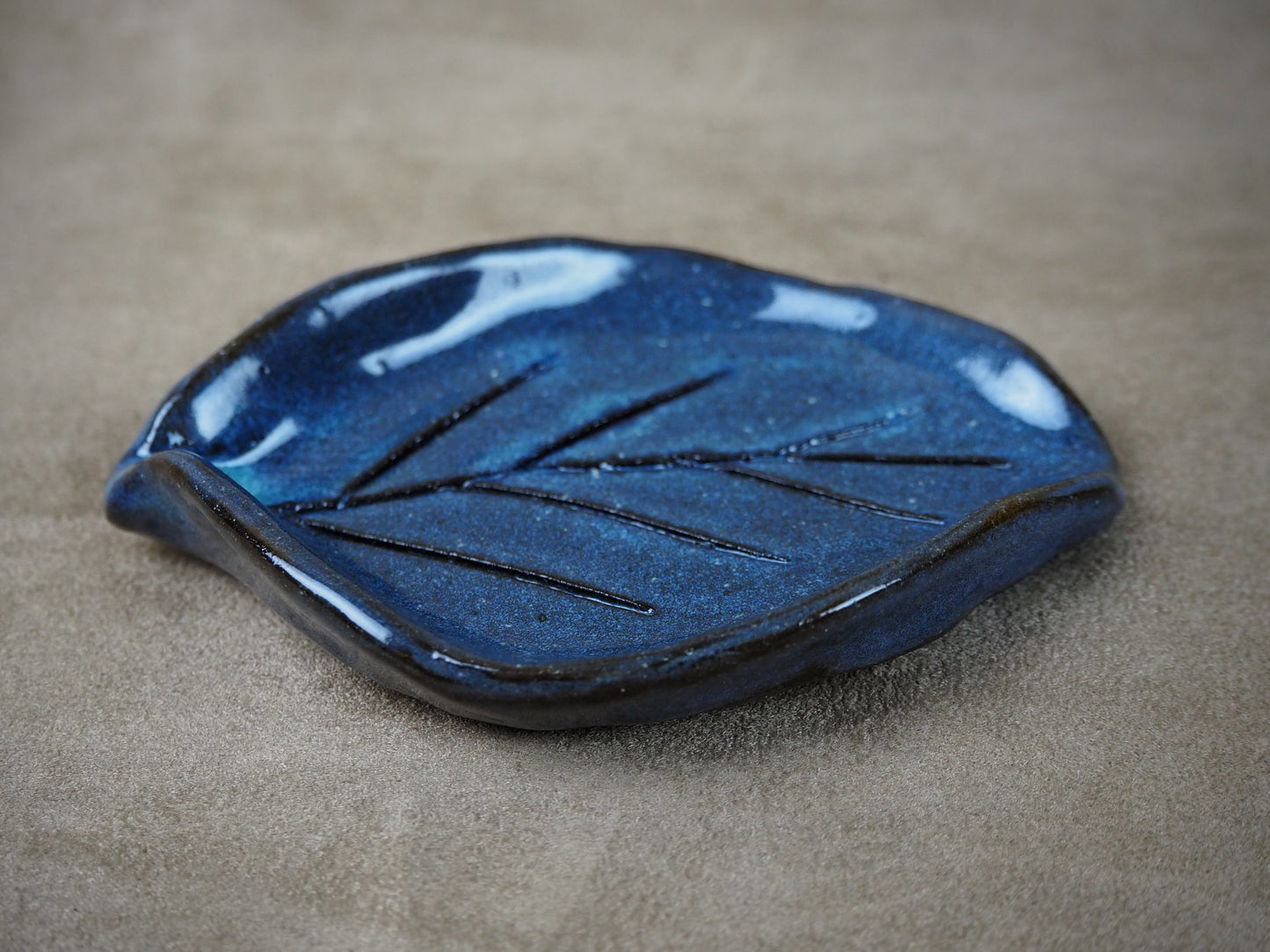 LINH | Handcrafted Ceramic Leaf from Northern Vietnam