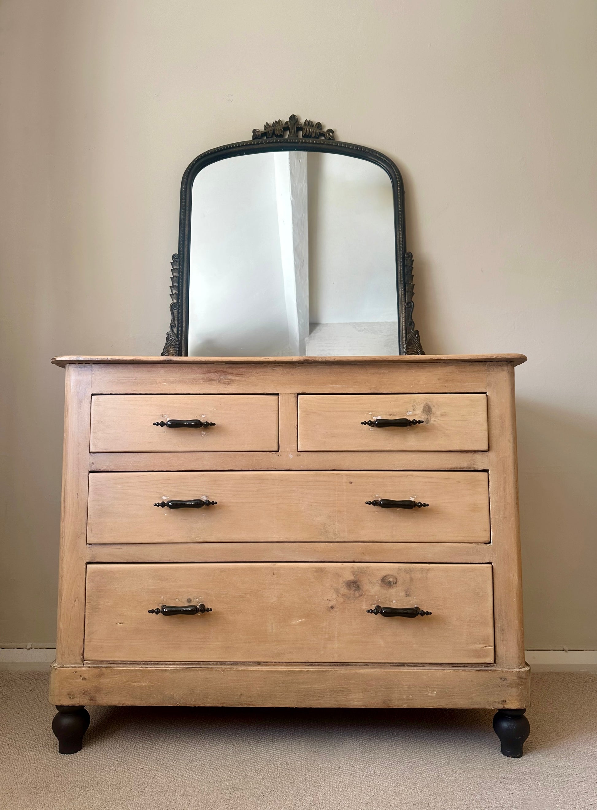 AUGUST | Antique Whitewash Pine 4 Drawer Chest TYFFI HOME