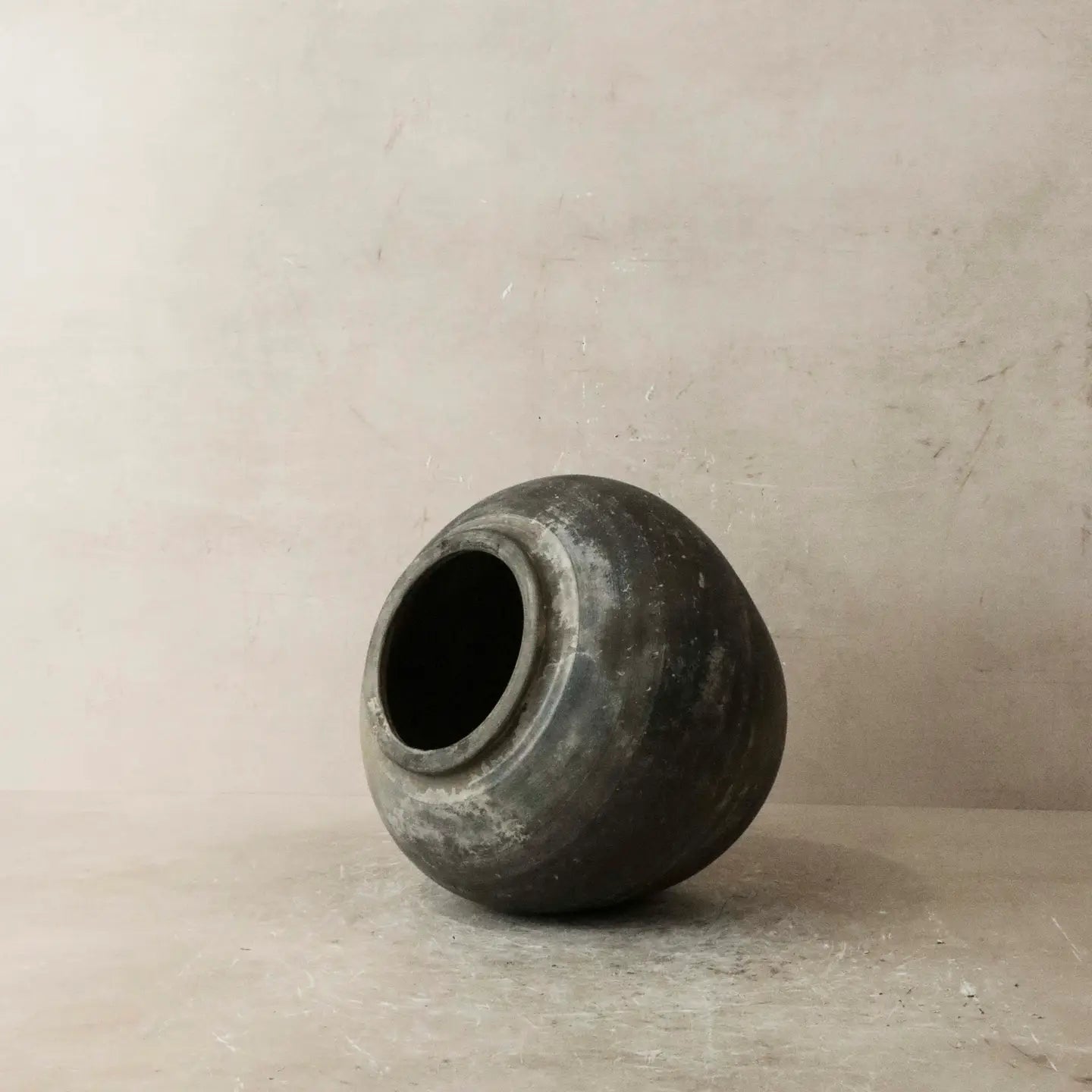 ZHEN | Vintage Dark Grey Earthenware Pot – Shanxi Province, c. 1950s